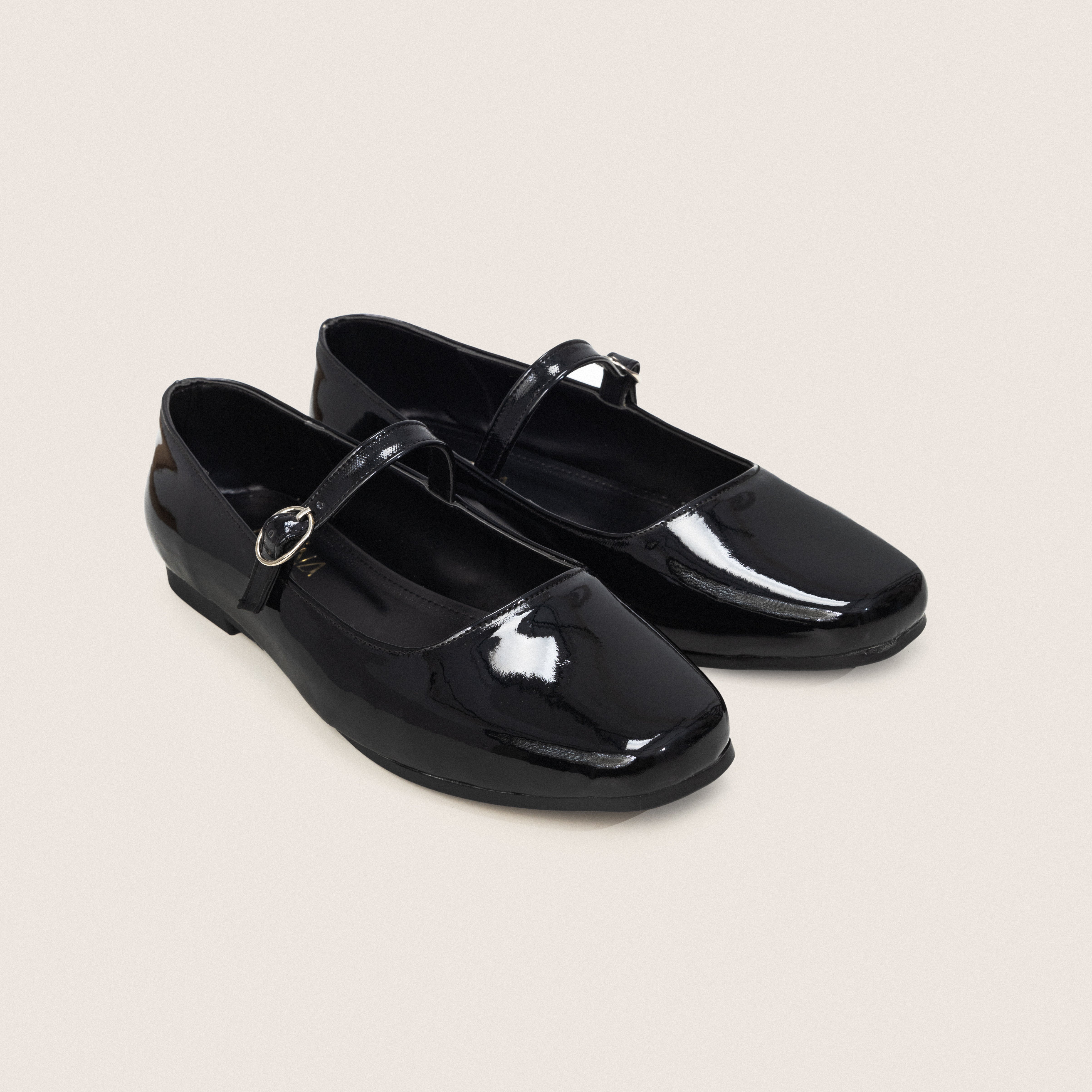 Amira in Black Verne