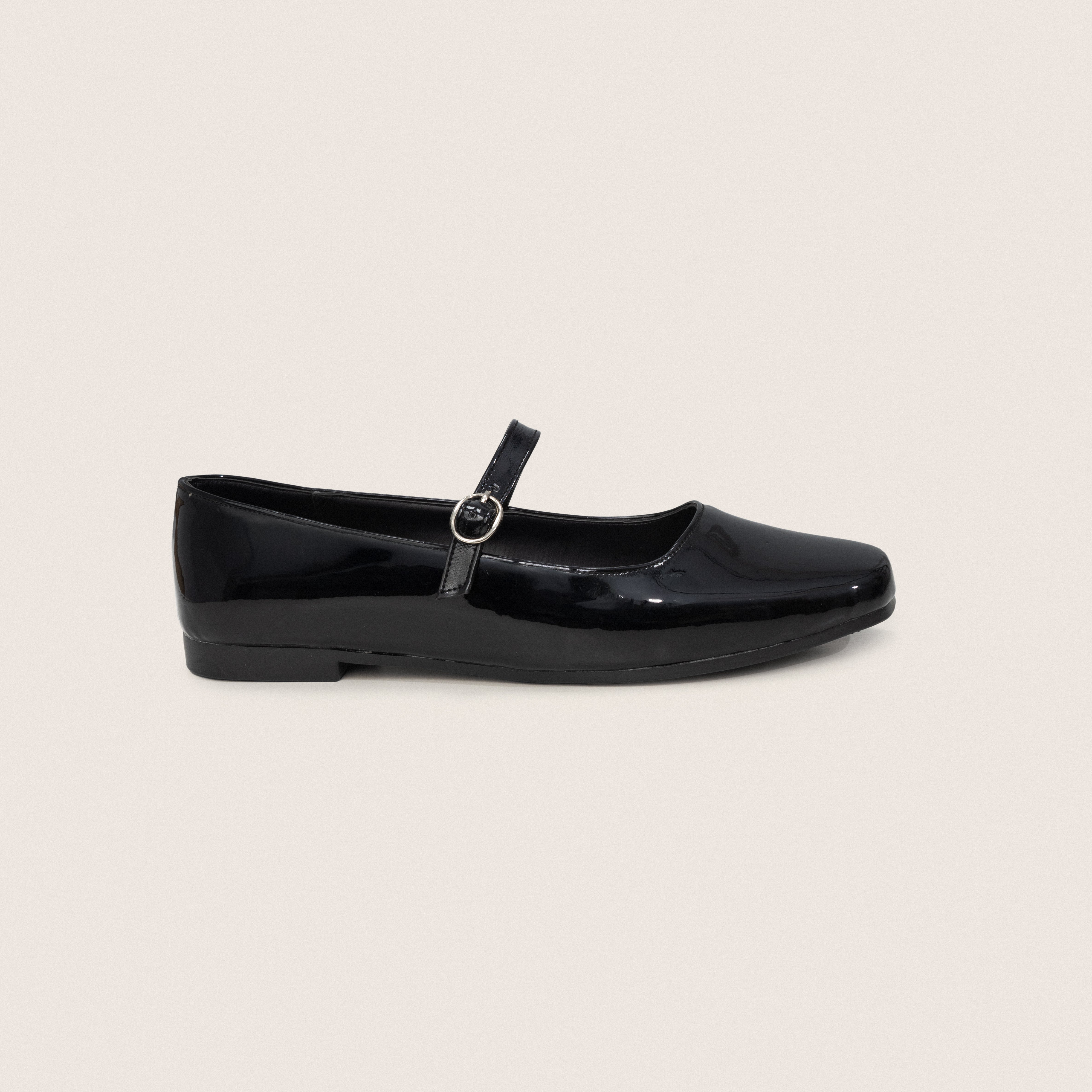 Amira in Black Verne